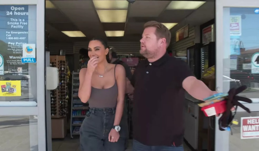 James Corden e Kim Kardashian em loja de conveniência de posto de gasolina — Foto: Reprodução/The Late Show With James Corden