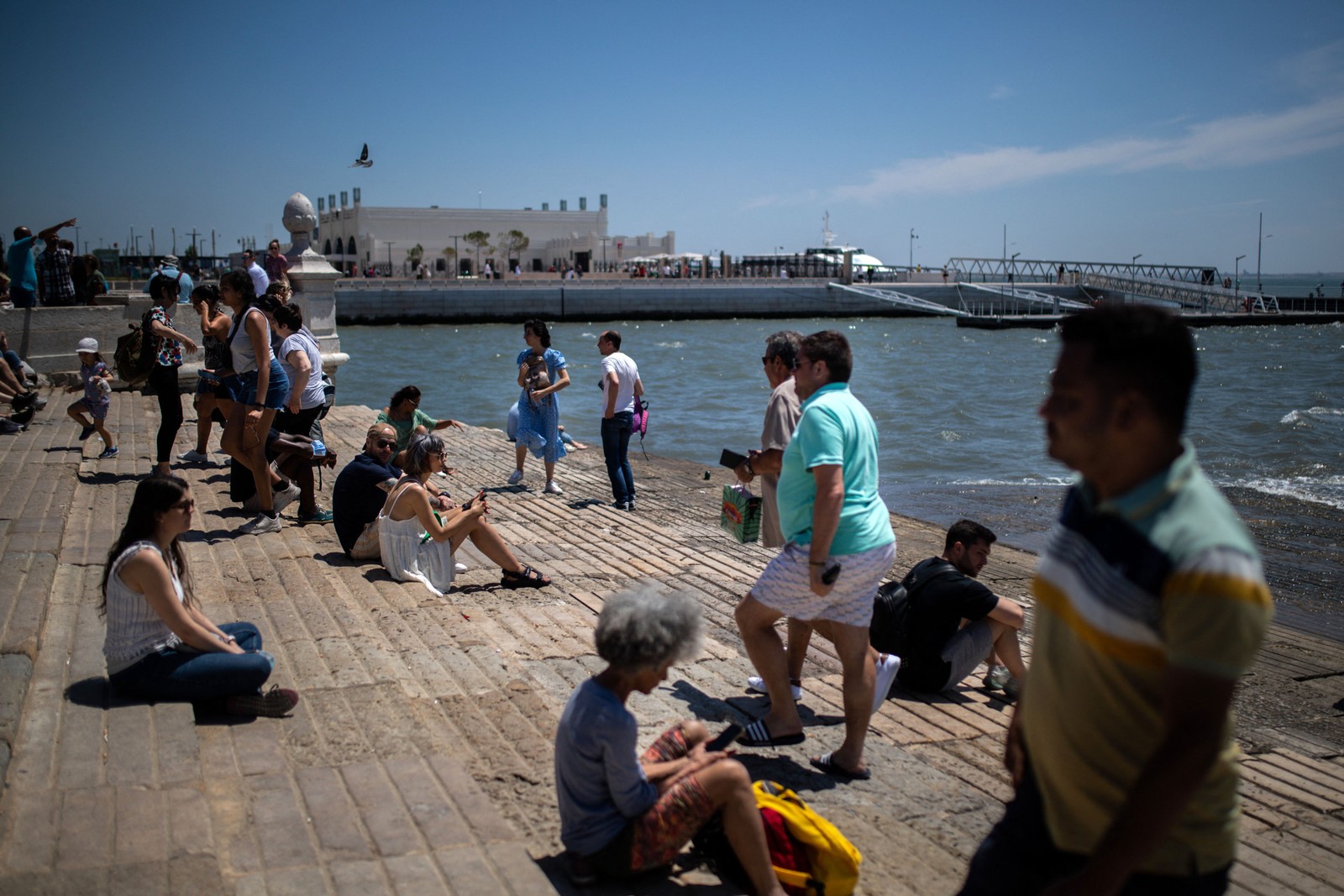 População no Cais das Colunas, junto ao Rio Tejo, em Lisboa: capital portuguesa foi apontada como destino mais popular na Europa para expatriados neste momento. — Foto: Carlos Costa/AFP/28-5-2022