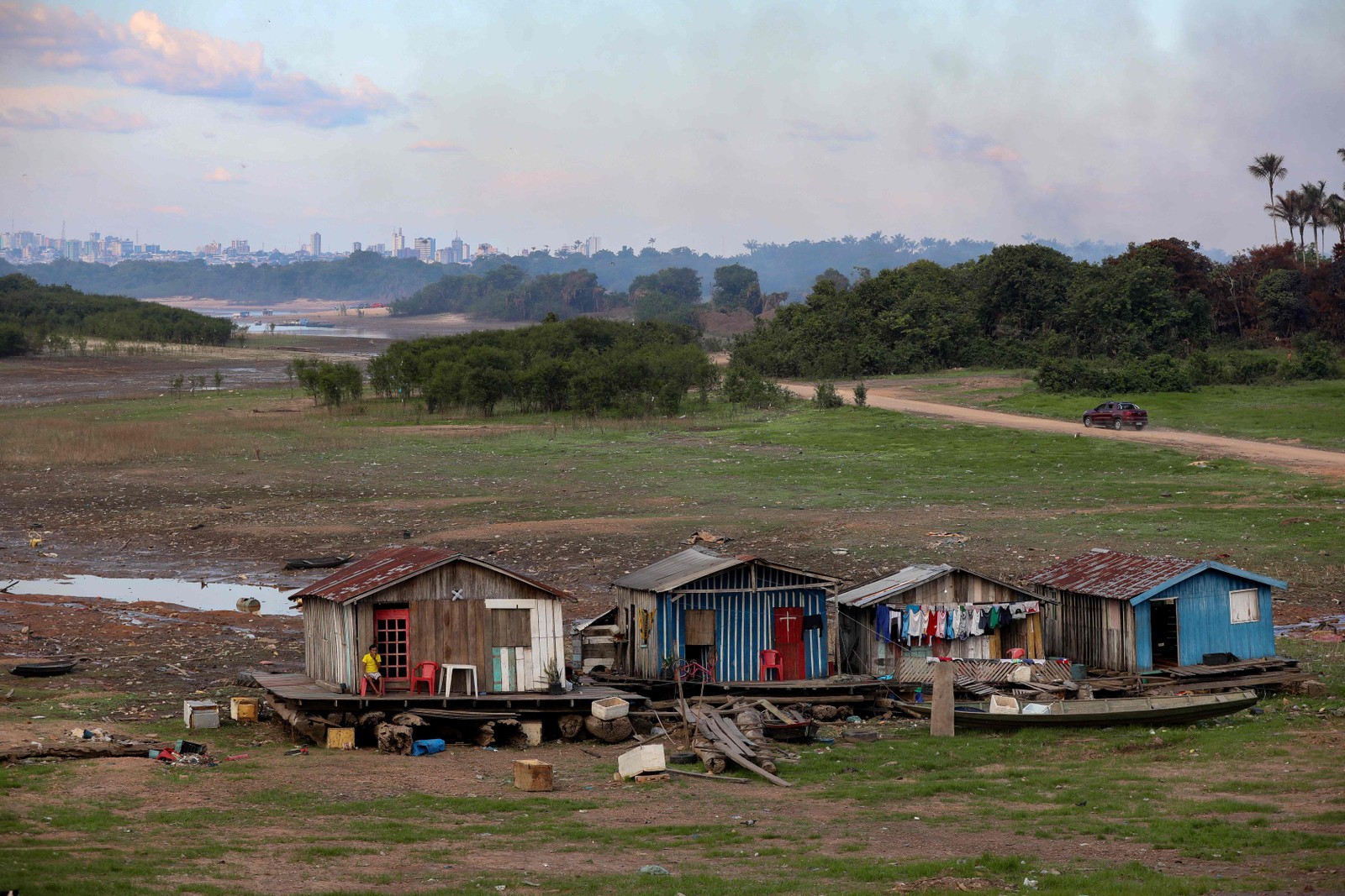 Flutuadores encalharam durante uma seca no Rio Negro, em Iranduba — Foto: Michael Dantas / AFP