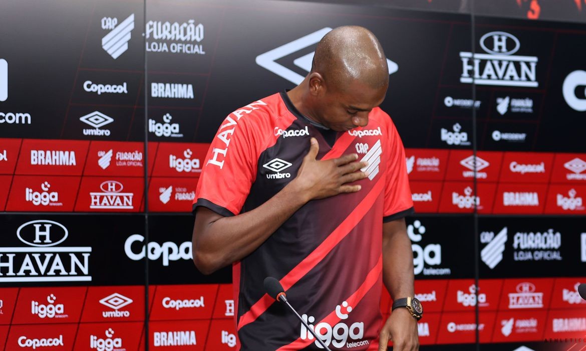 Depois de 17 anos na Europa, Fernandinho retorna ao Athletico, em 2022, clube que o revelou — Foto: José Tramontin/Athletico