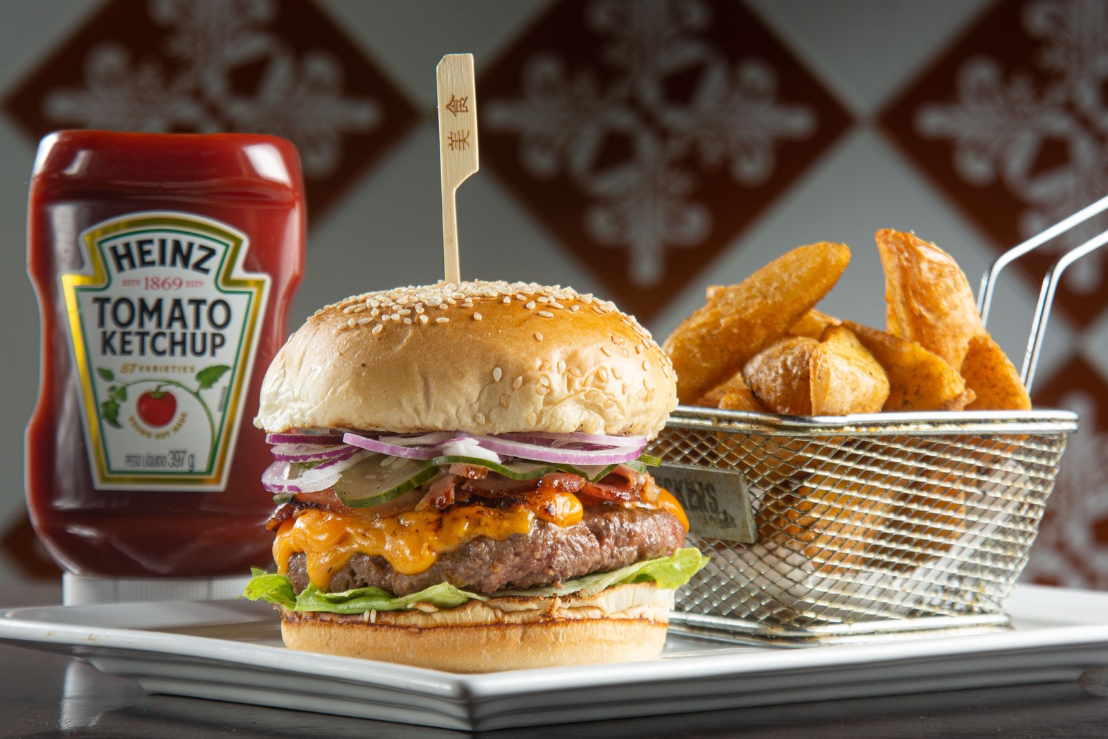 A dica do Boteco Colarinho é o Kings Burger: blend com angus e wagyu e batata (R$ 45) — Foto: Divulgação/Lipe Borges