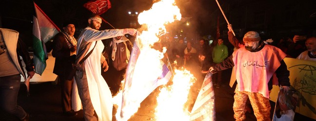 Manifestantes do Irã queimam bandeiras dos EUA e de Israel durante ato em Teerã em solidariedade a palestinos e rebeldes houthis após bombardeios liderados pelos EUA contra o Iêmen — Foto: ATTA KENARE/ AFP