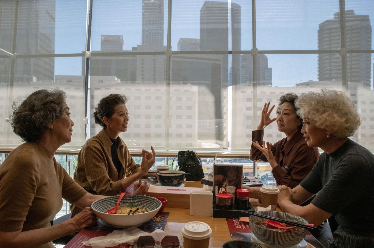 Integrantes do grupo conhecido como Glamma Beijing almoçam entre as gravações de vídeo em Pequim — Foto: Gilles Sabrié/NYT