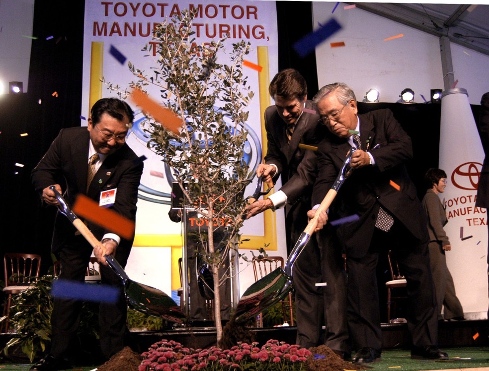 Shoichiro Toyoda, então CEO honorário da Toyota (à direita), o governador do Texas na ocasião, Rick Perry (centro) e o presidente da Toyota no Texas, Hidehiko "T.J." Tajima, plantam juntos uma árvore na cerimônia de inauguração de uma fábrica em San Antonio, em 2003 — Foto: Alicia Wagner Calzada/ Bloomberg News.