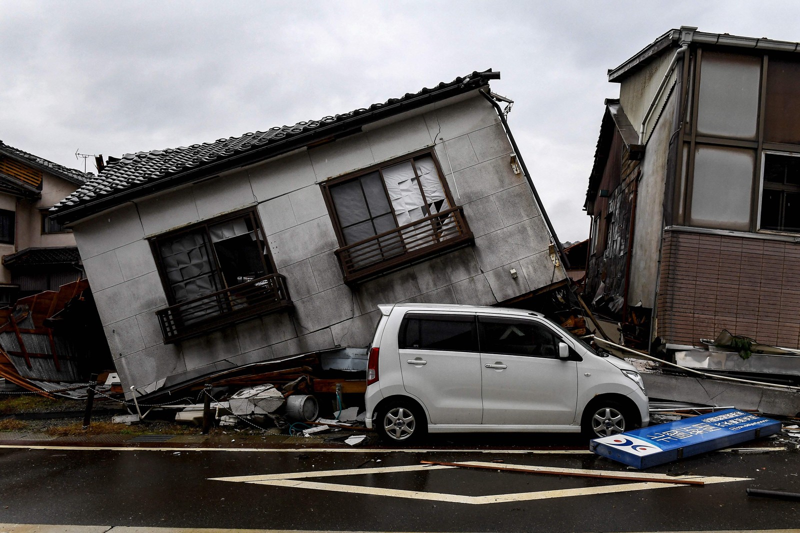 Várias construções desabaram com o terremoto no Japão — Foto: Toshifumi KITAMURA / AFP