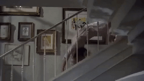 Em “O exorcista”, a personagem Regan desce as escadas com quatro apoios e de costas, como uma aranha — Foto: Reprodução