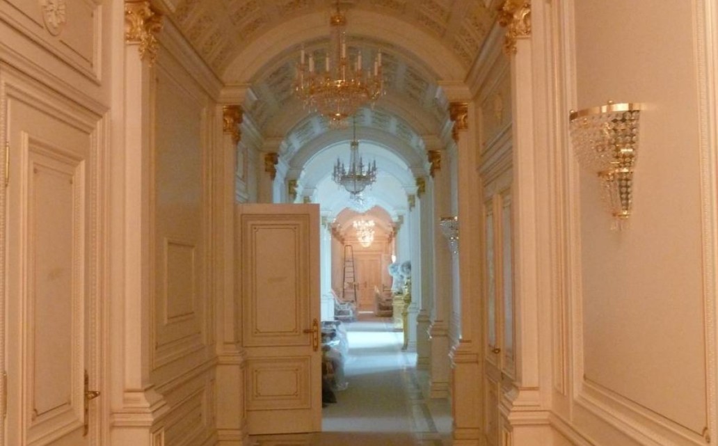Detalhe do palácio atribuído a Vladimir Putin — Foto: Reprodução