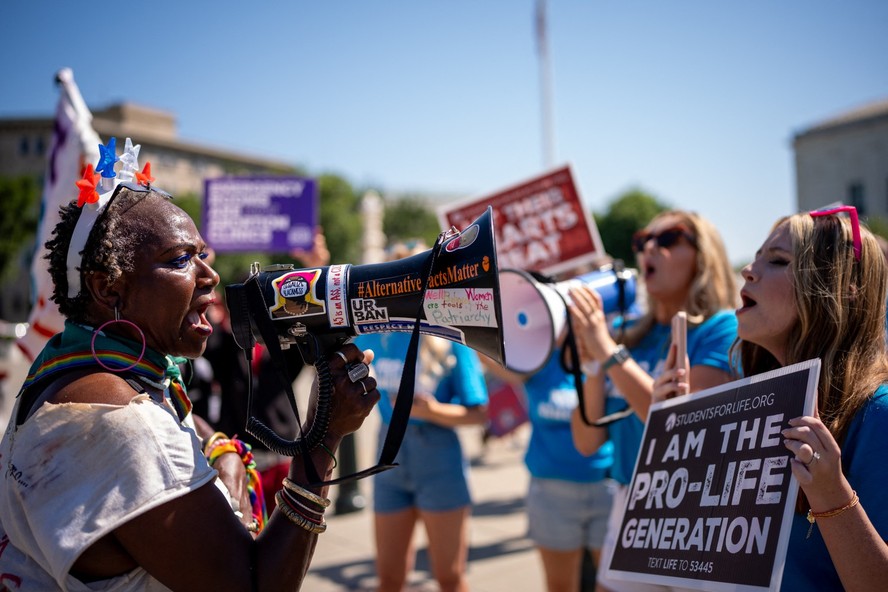 Manifestantes pró e antiaborto protestam em junho perto da Suprema Corte, em Washington