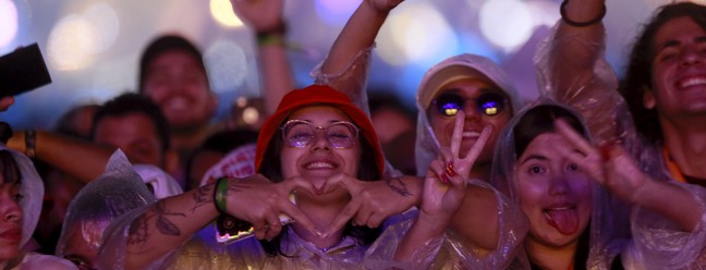 Chuva que começou tímida no Racionais, ganhou força no Marshmello e caiu com tudo no Post Malone — Foto: Marcelo Theobald/Agência O Globo