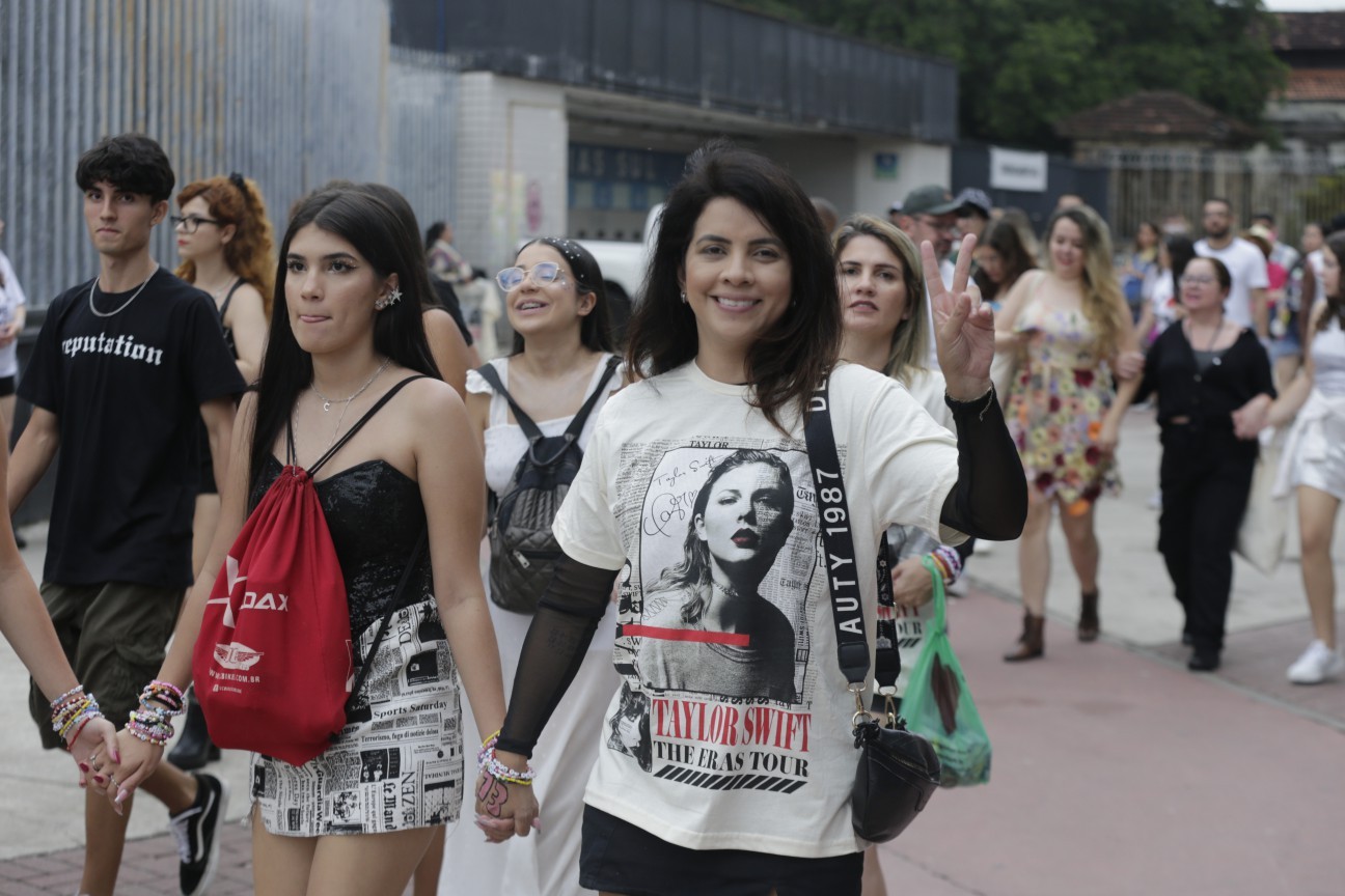 Fãs da cantora Taylor Swift chegam para show deste domingo no Estádio Nilton Santos — Foto: Domingos Peixoto / Agência O Globo