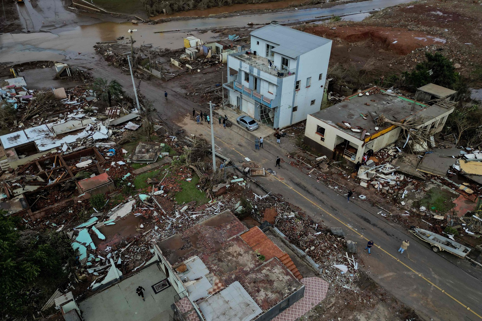 Uma vista aérea mostra casas destruídas na entrada principal da cidade de Lajeado, no Rio Grande do Sul — Foto: Nelson ALMEIDA / AFP