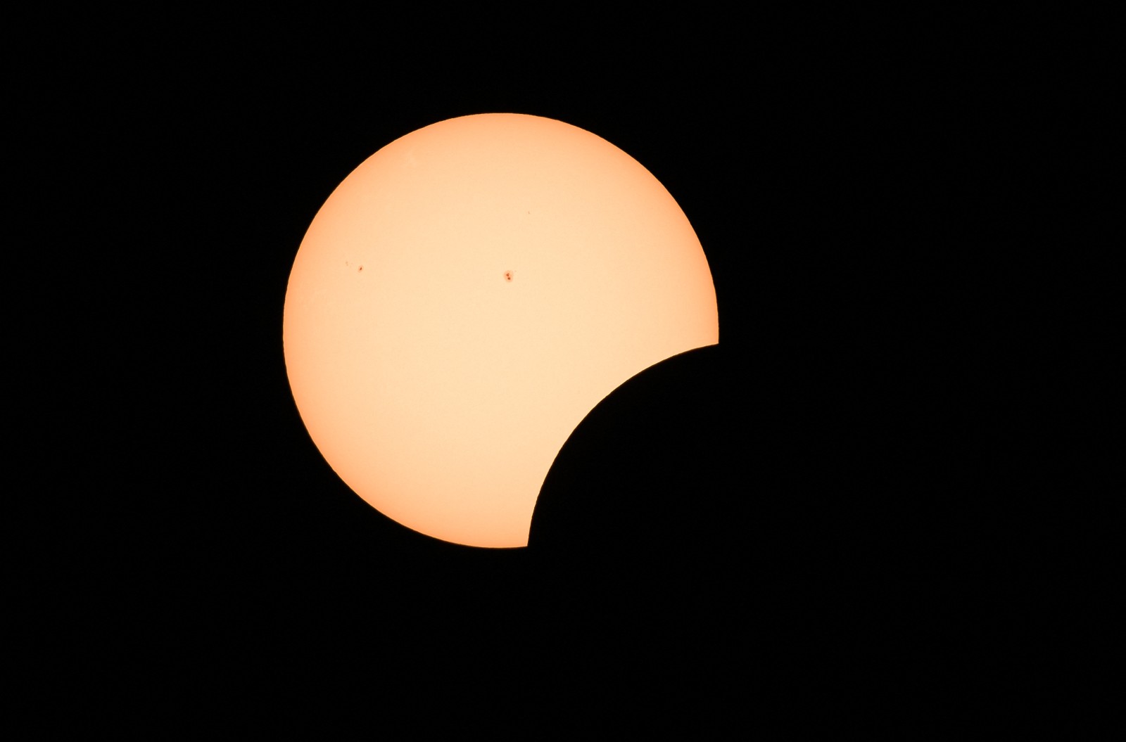 Confira os primeiros momentos de um eclipse solar total. Lua cruzando em frente ao Sol em Bloomington, Indiana — Foto: JOSH EDELSON / AFP