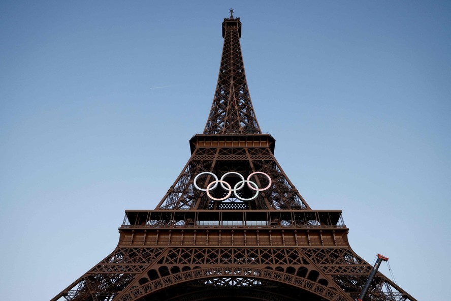 Os anéis olímpicos já podem ser vistos na Torre Eiffel