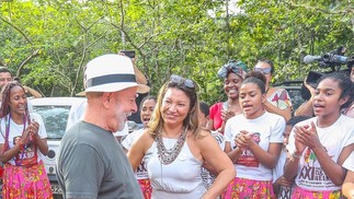 Lula e Janja fotografados dançando durante visita a um quilombo em Paraty, em dezembro de 2019, pouco depois do ex-presidente deixar a prisão. — Foto: Reprodução / Instagram