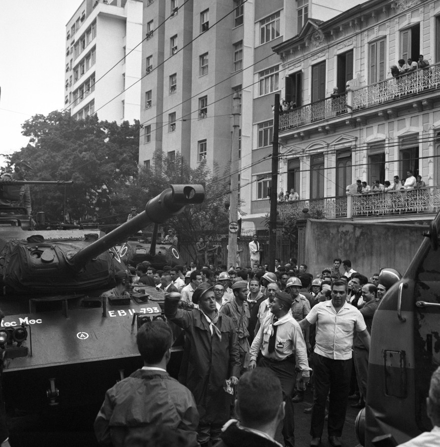 Tanques na Rua das Laranjeiras em abril de 1964