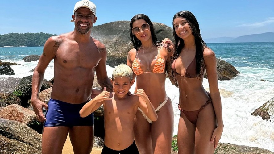 Ex-jogador Léo Moura com a mulher e os dois filhos do casal