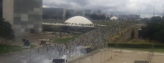 Pista de acesso. Quando os manifestantes se aproximam, há apenas 10 policiais formando um escudo na pista de acesso ao palácio — Foto: Reprodução