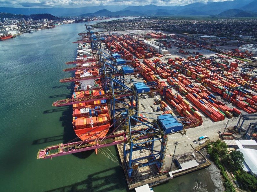 Terminal no Porto de Santos, o maior do Brasil