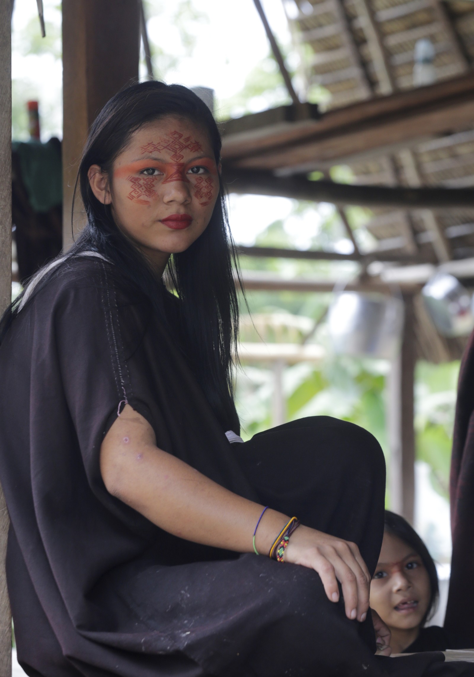 Tanto as crianças quanto os jovens da Aldeia Apwtxa aprendem desde cedo a arte da pintura, usualmente feitas apenas nos rostos e com a tinta de urucum  — Foto: Domingos Peixoto / Agência O Globo