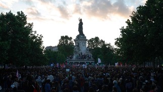 Manifestantes se reúnem na Place de la Republique para manifestar-se contra a vitória do partido francês de extrema-direita Rassemblement National (RN) nas eleições europeias, assumindo uma posição de força nas eleições legislativas antecipadas chamadas pelo presidente francês após os resultados das eleições, em Paris, em 10 de junho de 2024 — Foto: VAN DER HASSELT / AFP