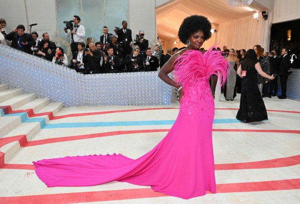 Viola Davis de vestido rosa no Met Gala