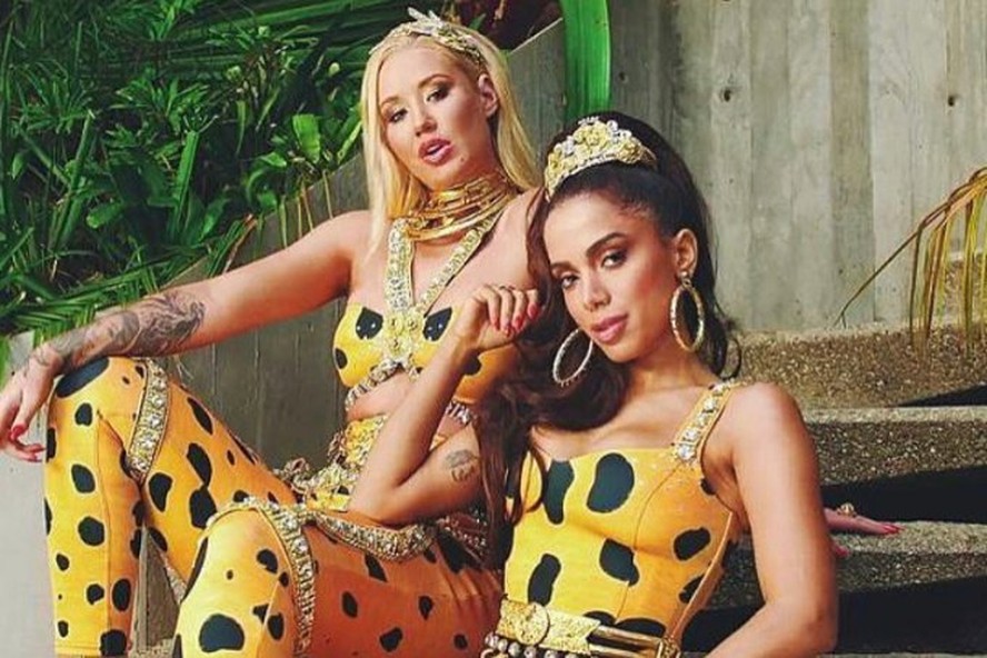 Iggy Azalea e Anitta em cena do clipe de 'Switch', que nunca foi lançado oficialmente