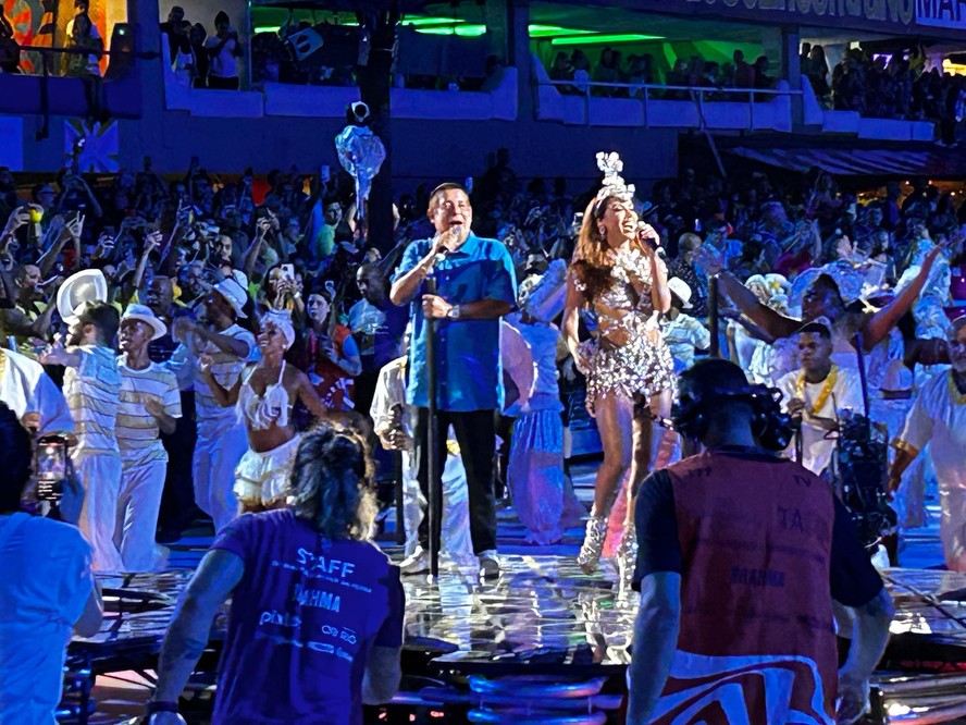 Anitta canta com Zeca Pagodinho abertura do Desfile das Campeãs em comemoração aos 40 anos da Sapucaí