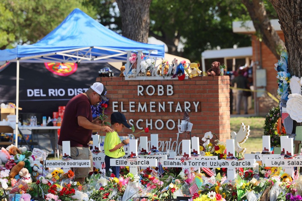Memorial para as vítimas do ataque a tiros na Robb Elementary School, no Texas, EUA — Foto: Michael M. Santiago/Getty Images/AFP