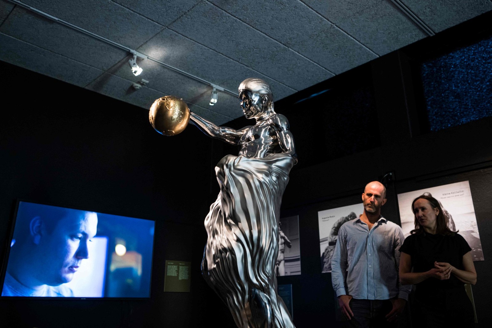 A primeira escultura feita por inteligência artificial do mundo é exibida no museu Tekniska em Estocolmo em 8 de junho de 2023 — Foto: Jonathan NACKSTRAND / AFP