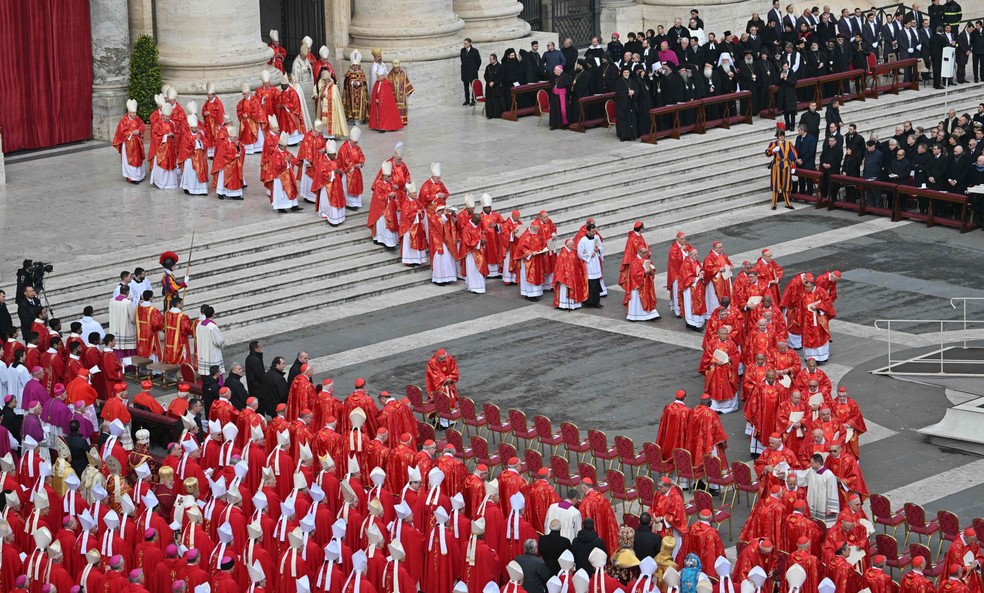 Cardeais chegam para o funeral de Bento XVI — Foto:  Alberto PIZZOLI / AFP