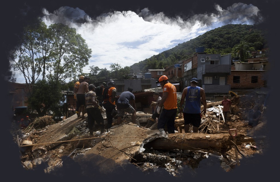 Em fevereiro, fortes tempestades atingiram a cidade  de São Sebastião, em São Paulo, causando deslizamentos — Foto: Arte O GLOBO/Maria Isabel Oliveira