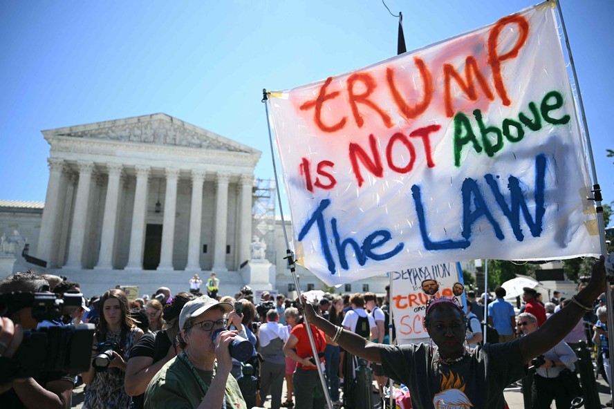 Manifestantes contrários a Donald Trump fazem ato diante da Suprema Corte dos EUA, em Washington
