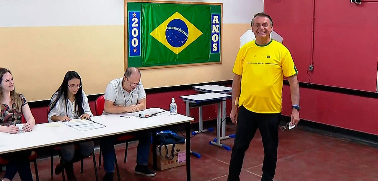 Bolsonaro vota em zona eleitoral na Vila Militar  — Foto: Reprodução 