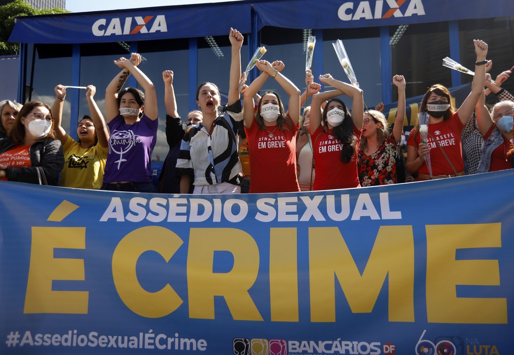 Protesto - Manifestação de funcionários em frente ao prédio sede da Caixa Econômica Federal contra o então presidente Pedro Guimarães, acusado de assédio sexual. — Foto: Cristiano Mariz/Agência O Globo