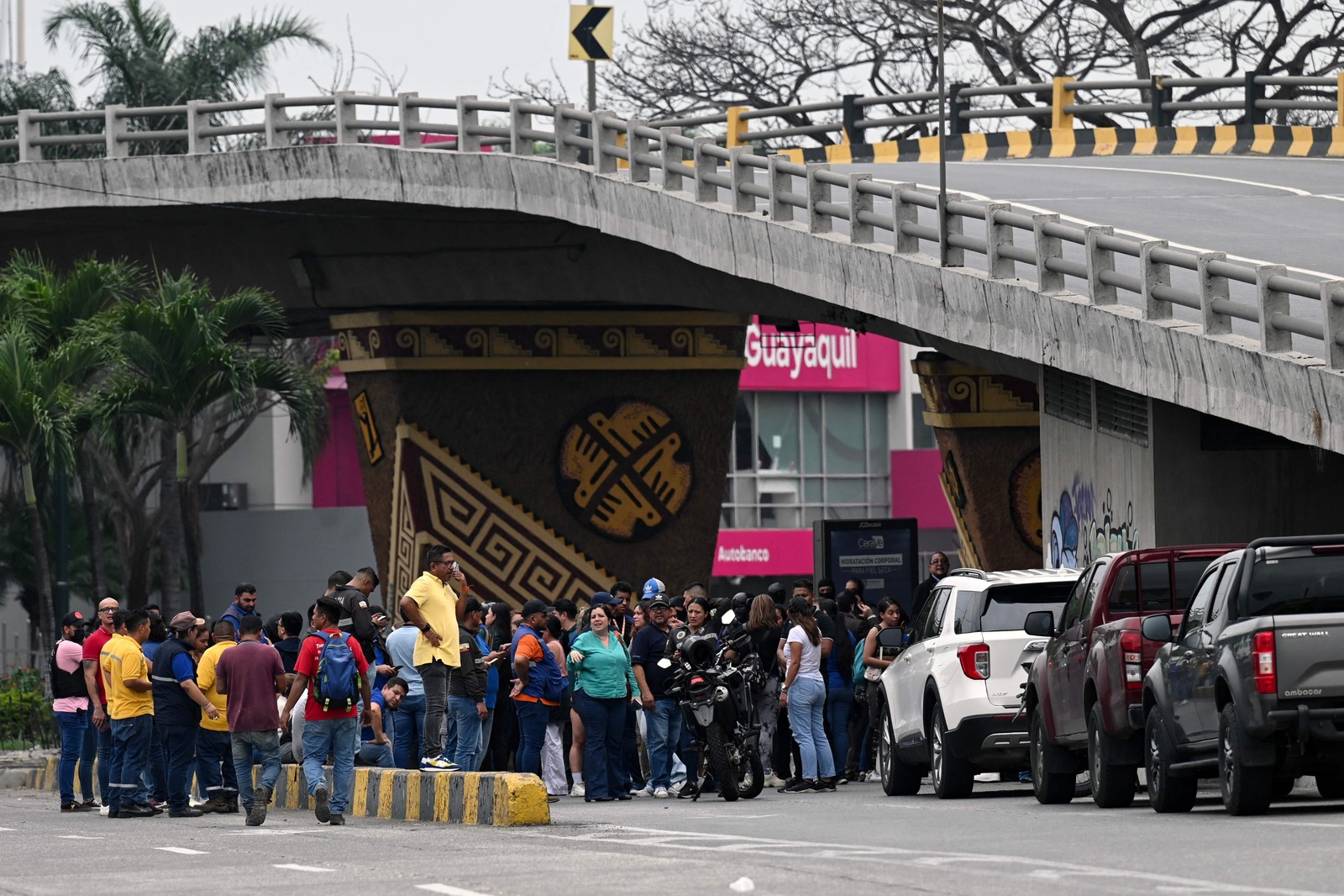 Pessoas se reúnem nas proximidades do canal de televisão equatoriano TC depois que grupo armado invadiu o estúdio de televisão estatal em Guayaquil — Foto: MARCOS PIN / AFP