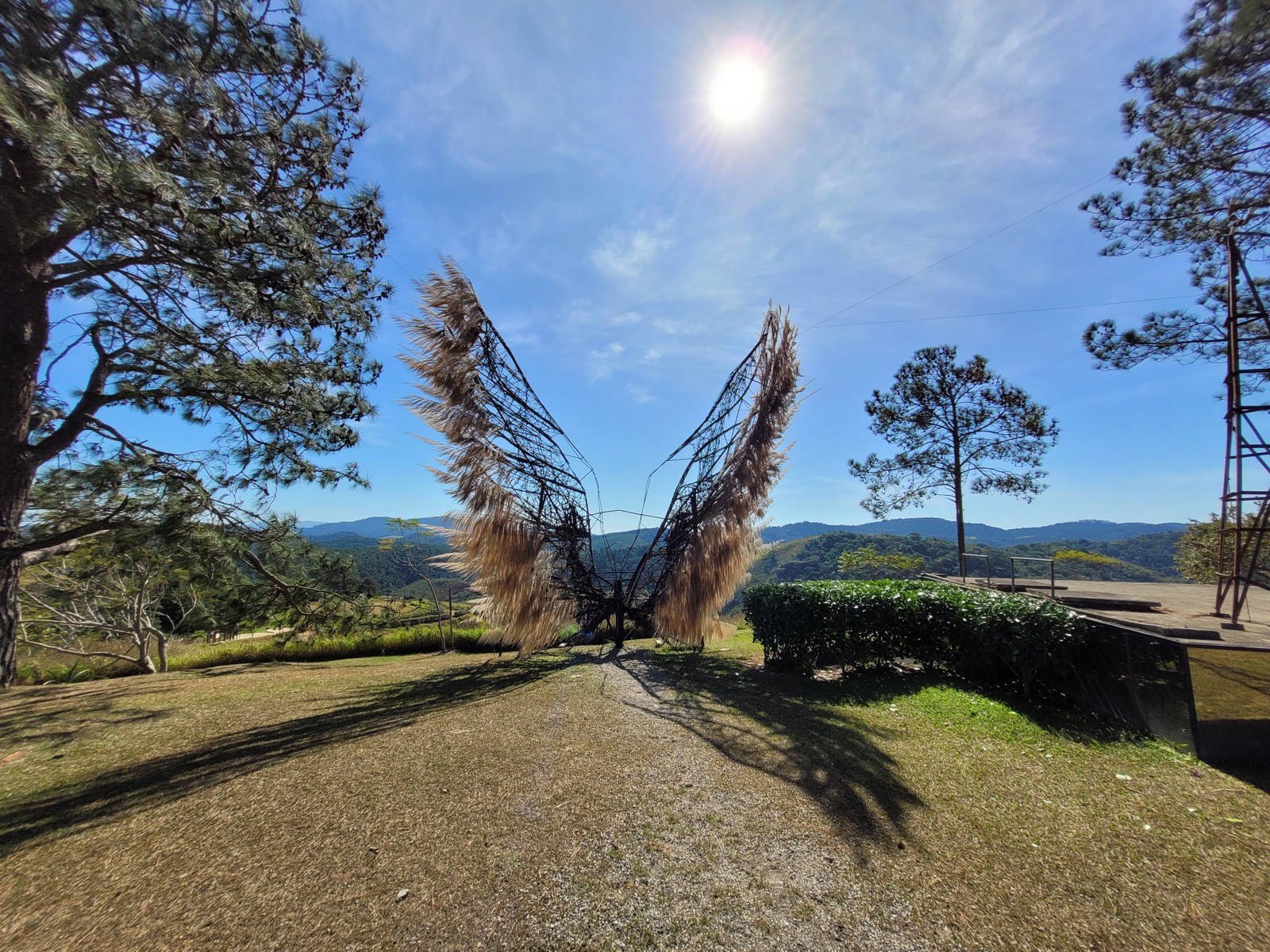 A instalação que reproduz um par de asas é o ponto mais fotografado do Uaná Etê, jardim botânico e artístico em Engenheiro Paulo de Frontin, no Vale do Café — Foto: Eduardo Maia