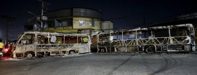 Ônibus queimado na Avenida Santa Cruz , em represália à morte do sobrinho do miliciano Zinho, na Zona Oeste do Rio — Foto: Domingos Peixoto