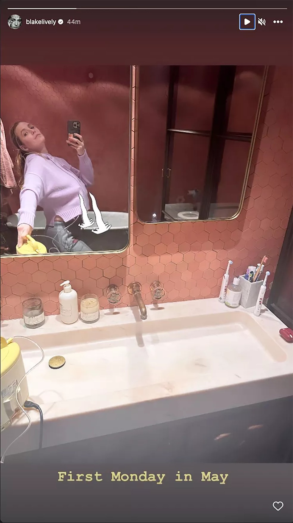 Na noite do Met Gala, Blake Lively posta uma foto no banheiro de casa, bombeando leite materno — Foto: Reprodução/Instagram