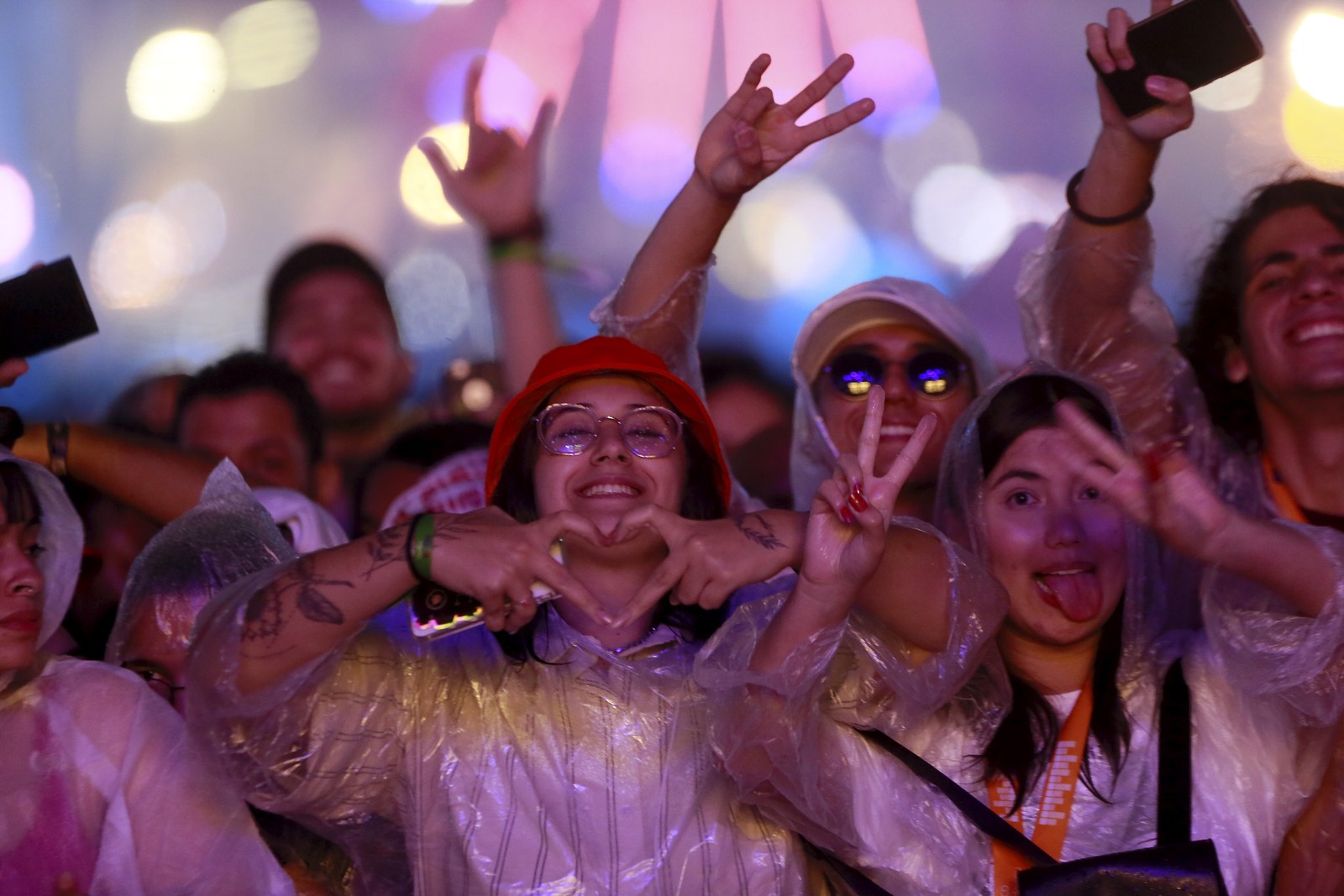 Chuva que começou tímida no Racionais, ganhou força no Marshmello e caiu com tudo no Post Malone — Foto: Marcelo Theobald/Agência O Globo