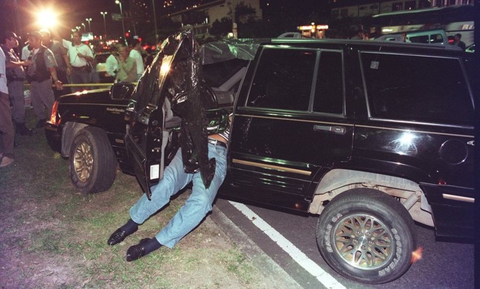 Guerra entre bicheiros. Corpo do segurança de Paulinho de Andrade, morto em 1998 — Foto: Ricardo Chvaicer/Agência O GLOBO