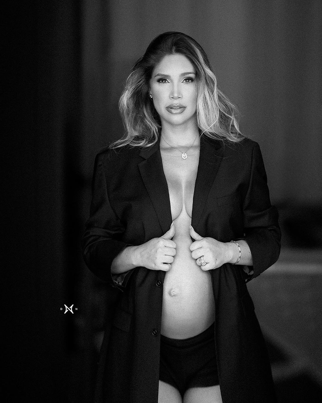 Casada com o jogador Hulk, Camila Ângelo exibiu barriga de gravidez em ensaio — Foto: Divulgação Davi Nascimento