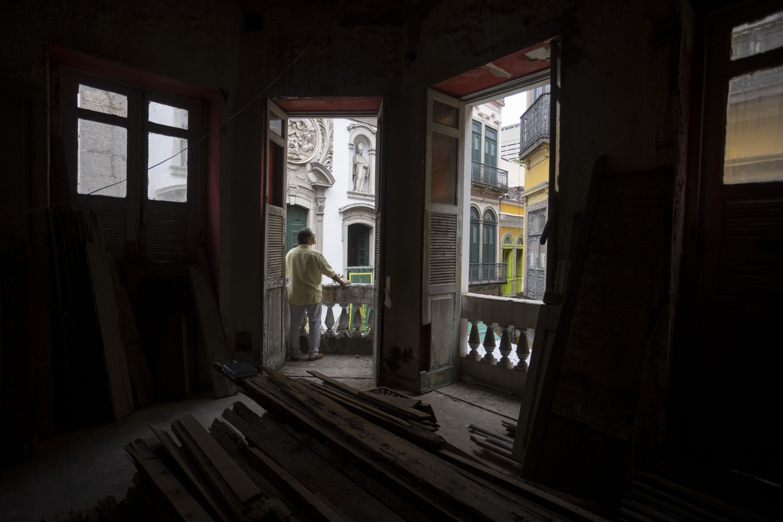 Salão do primeiro andar do sobrado da Rua do Ouvidor, 26. Para o imóvel há um projeto de construção de um museu do café — Foto: Márcia Foletto / Agência O Globo