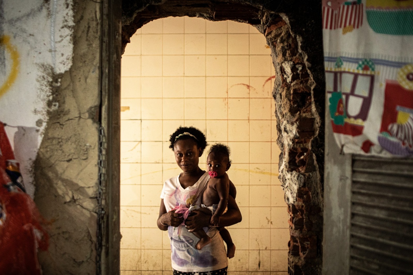 Além do casal, as filhas Clarissa, de 9 anos, e Maitê, de 5 meses, moram num cômodo com mofo, sem banheiro e com tapumes de madeira cercando a casa — Foto: Hermes de Paula