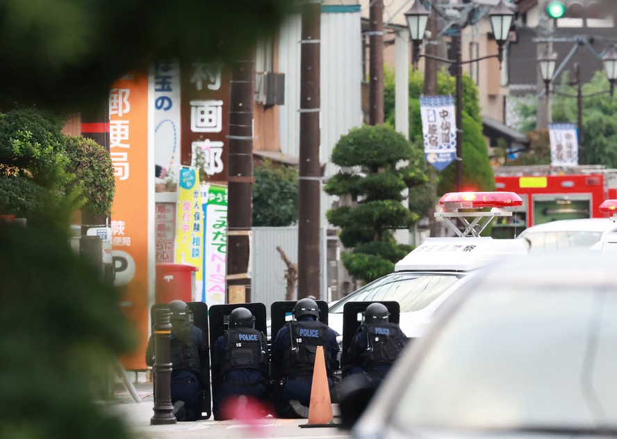 Policiais cercam local onde homem faz reféns no Japão