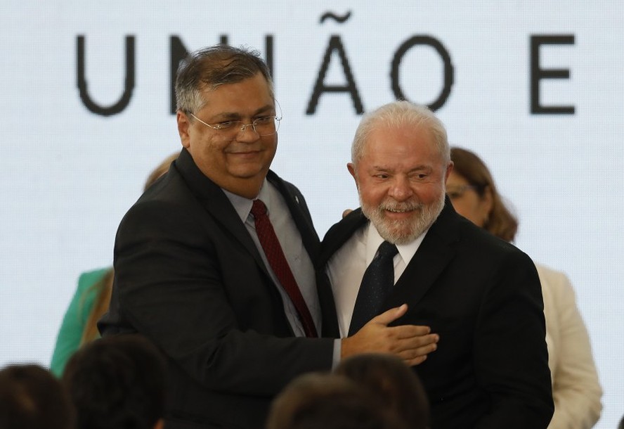 Presidente Lula durante cerimônia, ao lado do ministro Flávio Dino