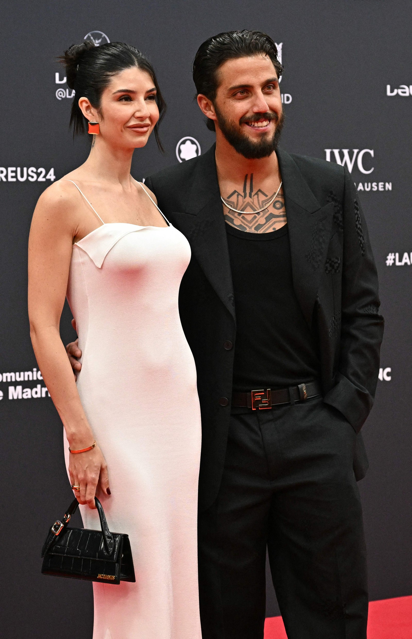 O surfista brasileiro Filipe Toledo posa no tapete vermelho antes da 25ª gala do Laureus World Sports Awards em Madri — Foto: JAVIER SORIANO / AFP