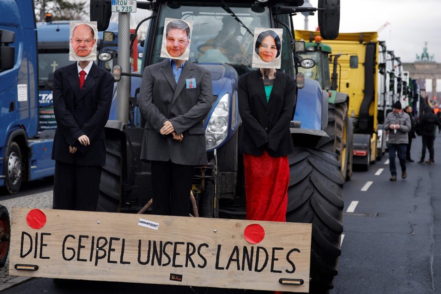 Protesto de trabalhadores do campo na Alemanha com bonecos do primeiro-ministro do país, Olaf Scholtz, e outros membros do seu governo, rechaçados por políticas ambientalistas