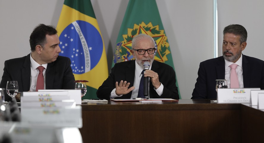 O presidente Luiz Inácio Lula da Silva (ao centro) ao lado dos presidentes do Senado Federal, Rodrigo Pacheco (PSD-MG), à esquerda, e o da Câmara dos Deputados, Arthur Lira (PP-AL), à direita