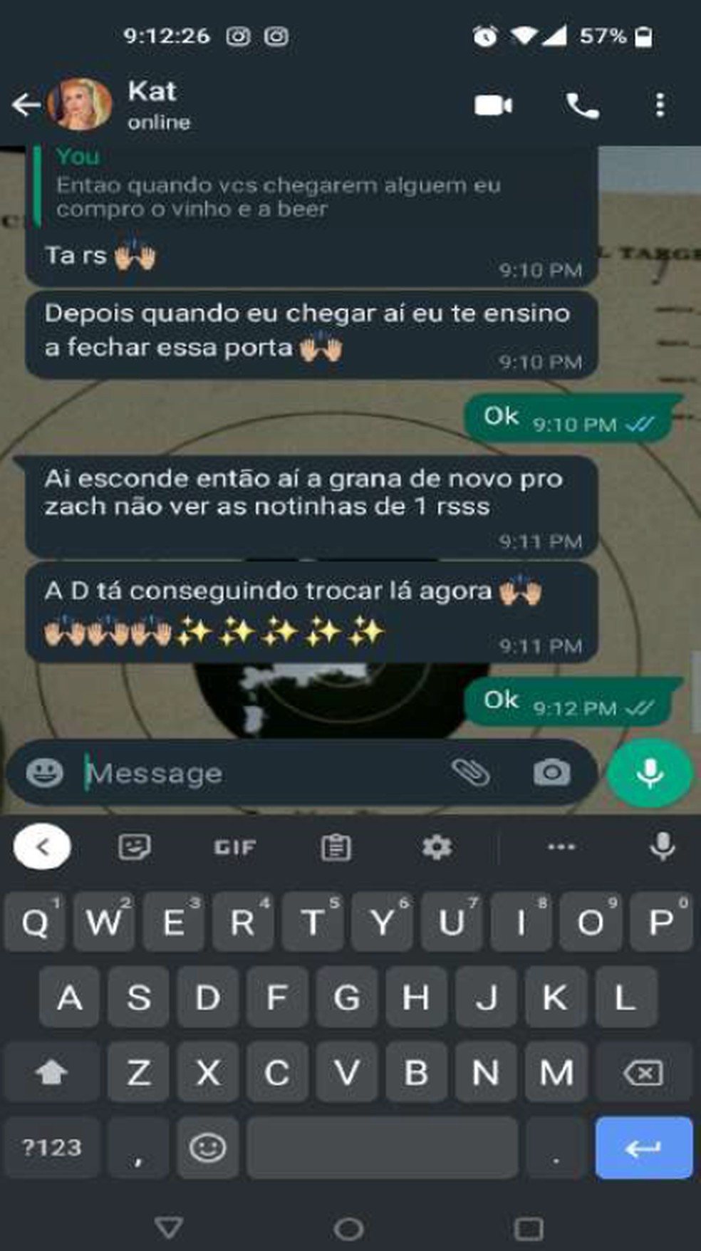 Conversa mostra como Kat Torres fazia questão de cada dólar obtido com exploração e mandava esconder dinheiro do namorado — Foto: Reprodução