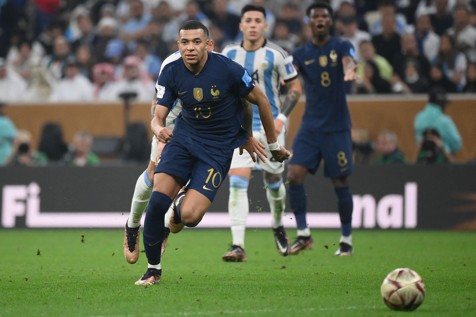 Mbappé corre em busca da bola — Foto: FRANCK FIFE / AFP